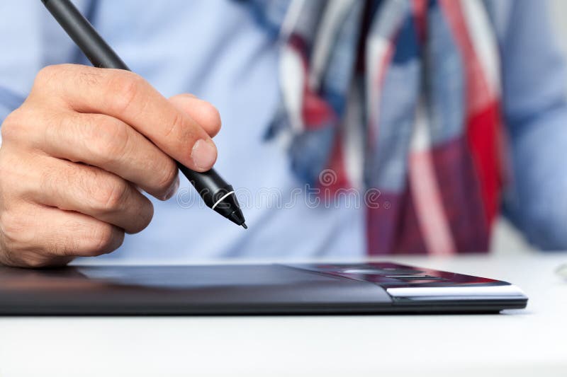 Χέρι με τη μάνδρα και την ταμπλέτα γραφικής παράστασης στοκ φωτογραφία με δικαίωμα ελεύθερης χρήσης Χέρι με τη μάνδρα και την ταμπλέτα γραφικής παράστασης στοκ φωτογραφία με δικαίωμα ελεύθερης χρήσης