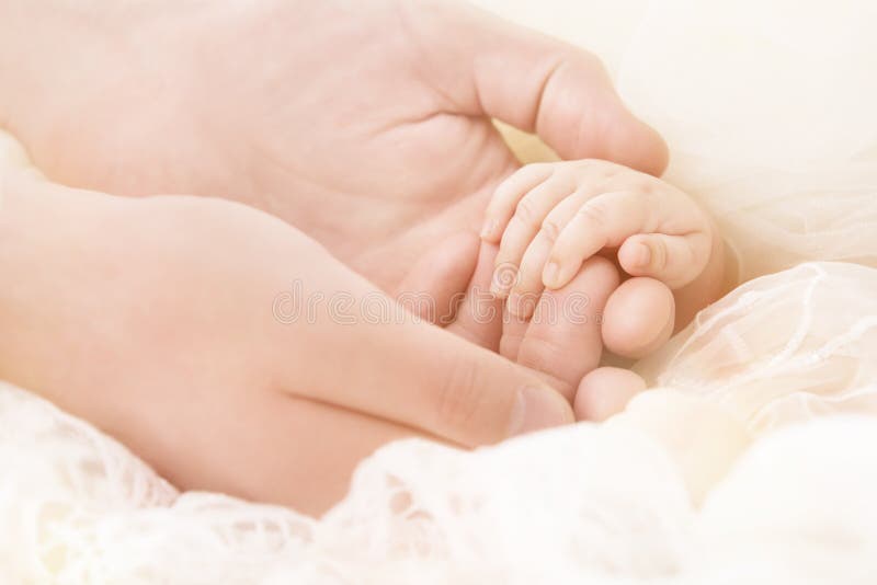 Χέρι μωρών, λαβή μητέρων νέα - γεννημένο παιδί, νεογέννητη βοήθεια παιδιών γονέα στοκ φωτογραφία με δικαίωμα ελεύθερης χρήσης Χέρι μωρών, λαβή μητέρων νέα - γεννημένο παιδί, νεογέννητη βοήθεια παιδιών γονέα στοκ φωτογραφία με δικαίωμα ελεύθερης χρήσης