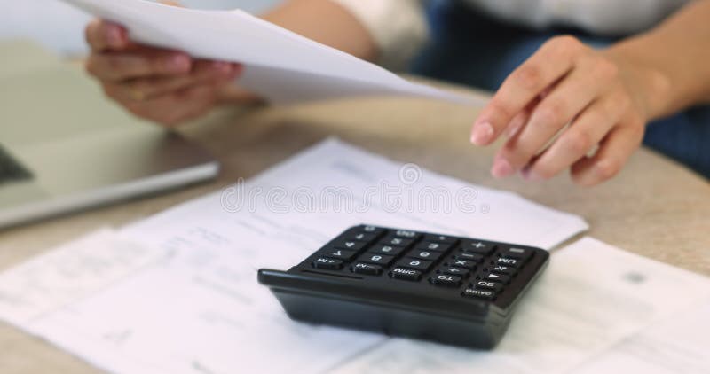 Χέρι νεαρής γυναίκας που πληκτρολογεί σε αριθμομηχανή απόθεμα βίντεο