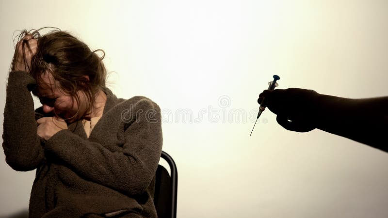 Χέρι που δίνει τη σύριγγα στο weak-willed θηλυκό, απόγνωση εθισμού, φάρμακα rehab στοκ εικόνες Χέρι που δίνει τη σύριγγα στο weak-willed θηλυκό, απόγνωση εθισμού, φάρμακα rehab στοκ εικόνες