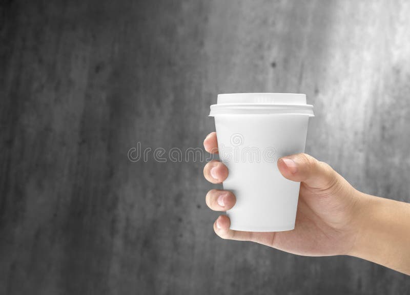 Χέρι που κρατά ένα styrofoam φλυτζάνι του καυτού καφέ στοκ εικόνα Χέρι που κρατά ένα styrofoam φλυτζάνι του καυτού καφέ στοκ εικόνα