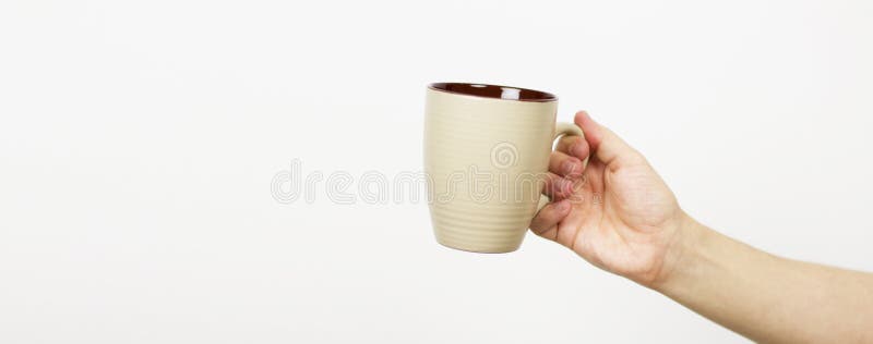 Χέρι που κρατά ένα φλυτζάνι Τσάι εκμετάλλευσης χεριών, φλυτζάνι καφέ, χέρι της νέας χλεύης φλυτζανιών εκμετάλλευσης γκρίζας επάνω στοκ εικόνα Χέρι που κρατά ένα φλυτζάνι Τσάι εκμετάλλευσης χεριών, φλυτζάνι καφέ, χέρι της νέας χλεύης φλυτζανιών εκμετάλλευσης γκρίζας επάνω στοκ εικόνα