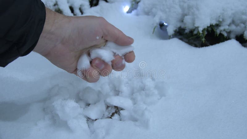 χέρι που παίρνει υγρό χιόνι το χειμώνα κλείνει