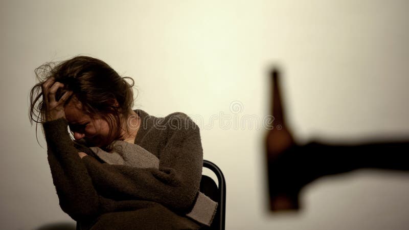 Χέρι που παρουσιάζει μπουκάλι με την εθισμένη οινόπνευμα γυναίκα μπύρας, αποκατάσταση, willpower στοκ φωτογραφία Χέρι που παρουσιάζει μπουκάλι με την εθισμένη οινόπνευμα γυναίκα μπύρας, αποκατάσταση, willpower στοκ φωτογραφία