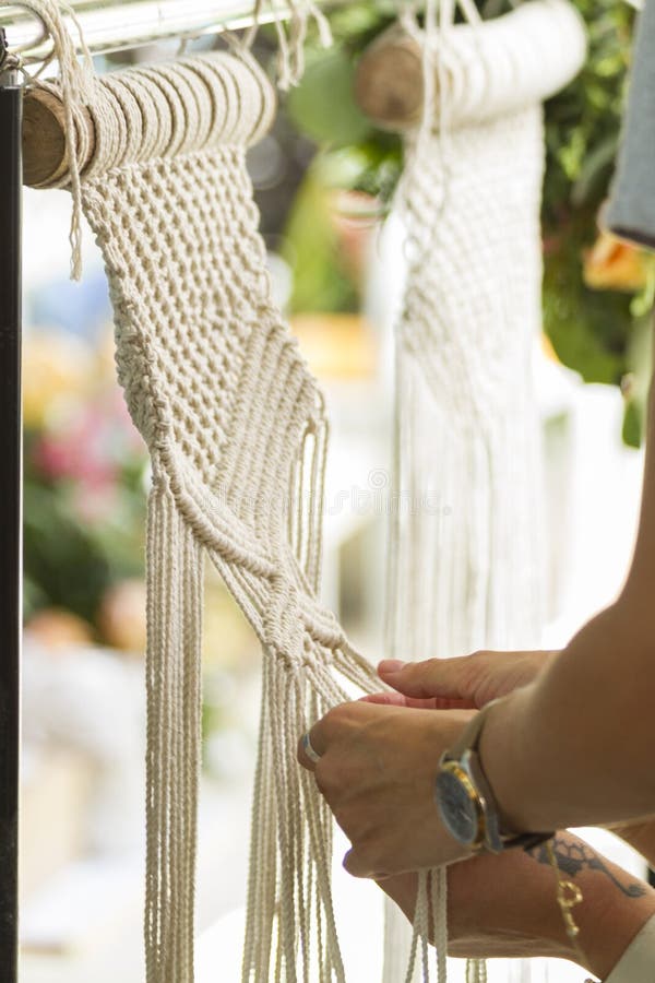 Χέρι που υφαίνει τον μπεζ τάπητα νημάτων macrame στοκ φωτογραφία με δικαίωμα ελεύθερης χρήσης Χέρι που υφαίνει τον μπεζ τάπητα νημάτων macrame στοκ φωτογραφία με δικαίωμα ελεύθερης χρήσης