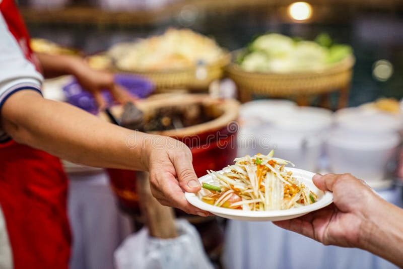 Χέρι στο χέρι papaya somtum πικάντικη ταϊλανδική τοπική παραδοσιακή μοναδική σαλάτα σαλάτας famouse στον κόσμο στοκ εικόνες