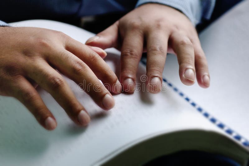Χέρι της τυφλής ανάγνωσης ένα βιβλίο μπράιγ στοκ εικόνα με δικαίωμα ελεύθερης χρήσης