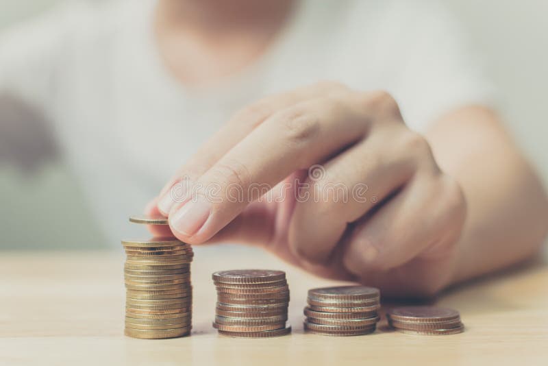 Χέρι του αρσενικού που βάζει το χρυσό σωρό νομισμάτων, τη χρηματοδότηση και το καπνιστό πικάντικο λουκάνικο επένδυσης στοκ εικόνες Χέρι του αρσενικού που βάζει το χρυσό σωρό νομισμάτων, τη χρηματοδότηση και το καπνιστό πικάντικο λουκάνικο επένδυσης στοκ εικόνες