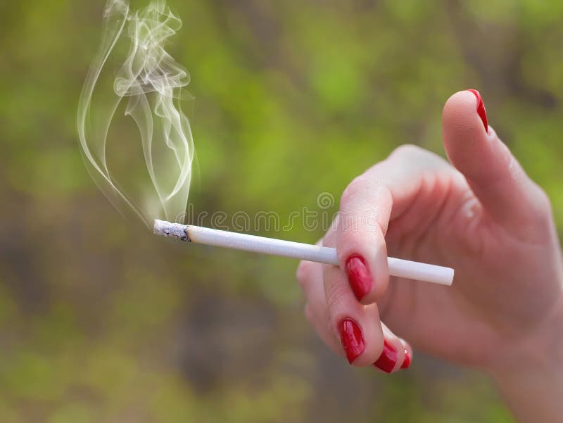 χέρι τσιγάρων στοκ εικόνα χέρι τσιγάρων στοκ εικόνα
