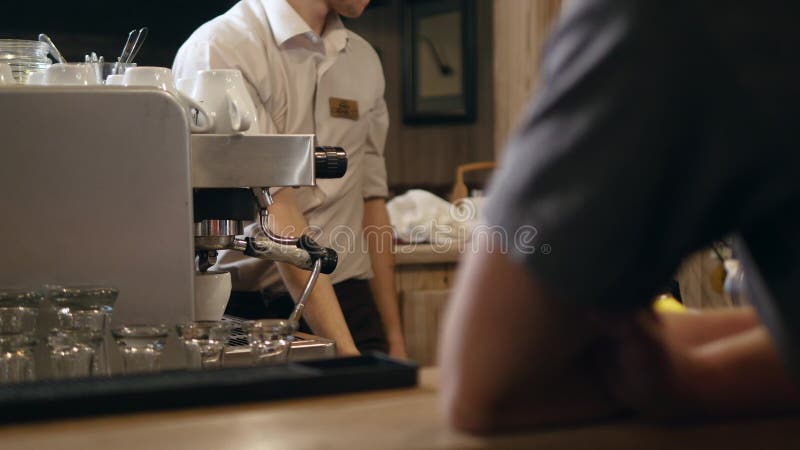 Χέρι-ψημένος καφές ` s, bartender χεριών μαγειρεύοντας καφές στη μηχανή καφέ, εσωτερικός φραγμός, σύγχρονος, bartender