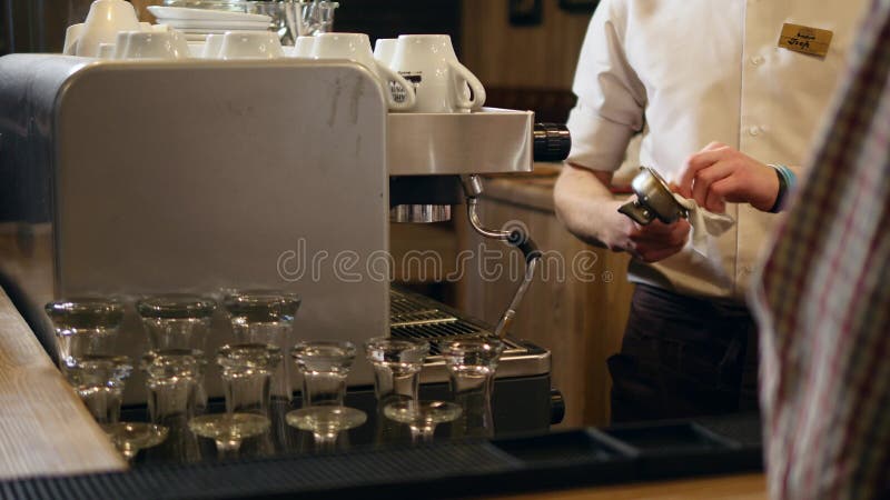 Χέρι-ψημένος καφές ` s, bartender χεριών μαγειρεύοντας καφές στη μηχανή καφέ, εσωτερικός φραγμός, σύγχρονος, bartender