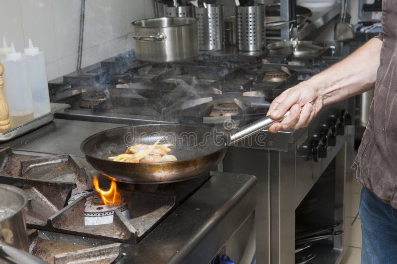 Χέρια αρχιμαγείρων ` s θαλασσινών τηγανητών αρχιμαγείρων στοκ φωτογραφία με δικαίωμα ελεύθερης χρήσης Χέρια αρχιμαγείρων ` s θαλασσινών τηγανητών αρχιμαγείρων στοκ φωτογραφία με δικαίωμα ελεύθερης χρήσης
