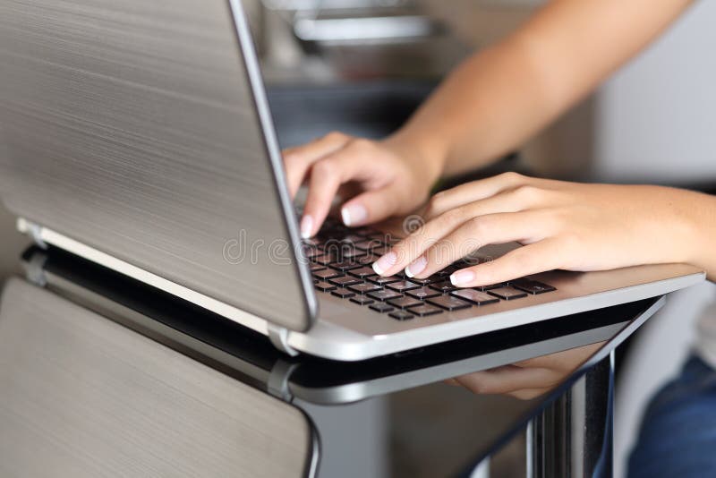 Χέρια γυναικών που δακτυλογραφούν ένα lap-top που λειτουργεί στο σπίτι στοκ φωτογραφία Χέρια γυναικών που δακτυλογραφούν ένα lap-top που λειτουργεί στο σπίτι στοκ φωτογραφία