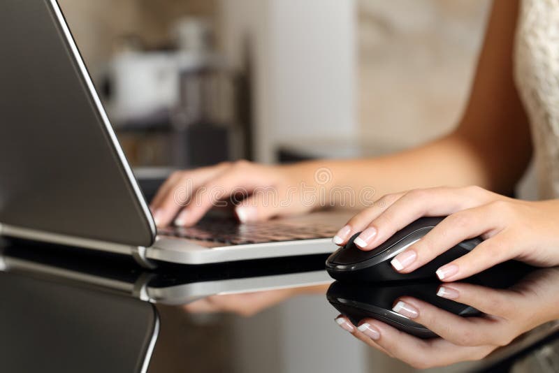 Χέρια γυναικών που λειτουργούν με ένα lap-top και ένα ποντίκι στοκ φωτογραφία Χέρια γυναικών που λειτουργούν με ένα lap-top και ένα ποντίκι στοκ φωτογραφία