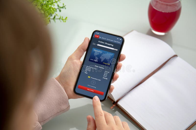 Χέρια γυναικών που κρατούν το τηλέφωνο με app τις σε απευθείας σύνδεση αγορές στην οθόνη στοκ φωτογραφία με δικαίωμα ελεύθερης χρήσης Χέρια γυναικών που κρατούν το τηλέφωνο με app τις σε απευθείας σύνδεση αγορές στην οθόνη στοκ φωτογραφία με δικαίωμα ελεύθερης χρήσης