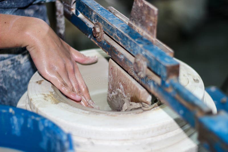 Χέρια ενός αγγειοπλάστη, που δημιουργούν ένα κύπελλο που χρησιμοποιεί ένα terraja στοκ φωτογραφίες με δικαίωμα ελεύθερης χρήσης Χέρια ενός αγγειοπλάστη, που δημιουργούν ένα κύπελλο που χρησιμοποιεί ένα terraja στοκ φωτογραφίες με δικαίωμα ελεύθερης χρήσης