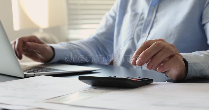 χέρια επιχειρηματικής λογίστριας που πληκτρολογούν σε φορητό υπολογιστή απόθεμα βίντεο