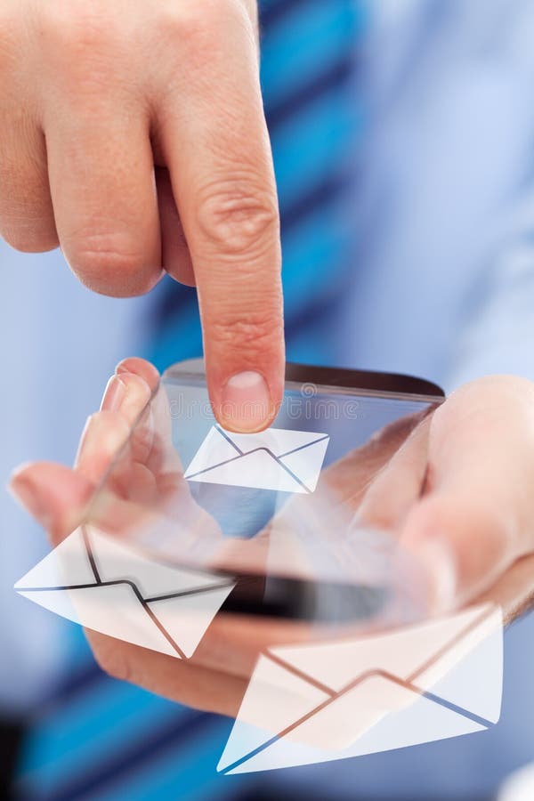 Χέρια επιχειρηματιών με το φουτουριστικό smartphone στοκ εικόνες με δικαίωμα ελεύθερης χρήσης Χέρια επιχειρηματιών με το φουτουριστικό smartphone στοκ εικόνες με δικαίωμα ελεύθερης χρήσης