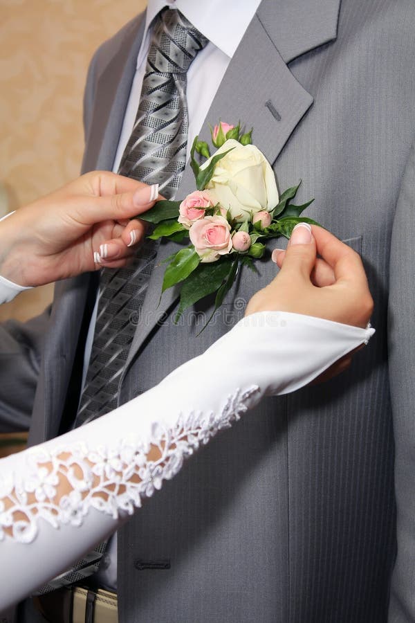 χέρια νεόνυμφων fiancee ανθοδε&sigma στοκ εικόνα με δικαίωμα ελεύθερης χρήσης