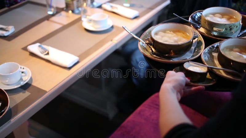 χέρια σερβιτόρων που παίρνουν φαγητό από το δίσκο και απόθεμα βίντεο