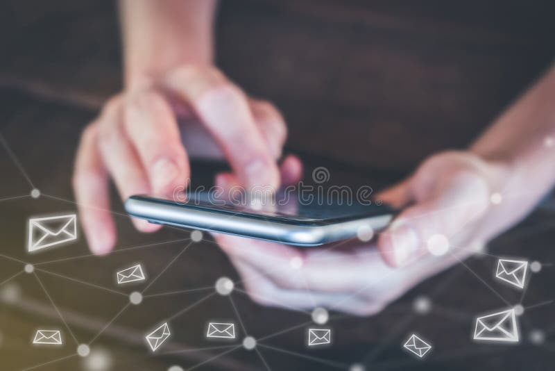 Χέρια στην απεικόνιση επιστολών smartphone - ηλεκτρονικό ταχυδρομείο στο κινητό τηλέφωνο στοκ εικόνα με δικαίωμα ελεύθερης χρήσης Χέρια στην απεικόνιση επιστολών smartphone - ηλεκτρονικό ταχυδρομείο στο κινητό τηλέφωνο στοκ εικόνα με δικαίωμα ελεύθερης χρήσης