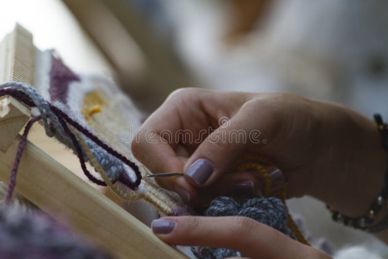 Χέρια στην κάθετη κινηματογράφηση σε πρώτο πλάνο ταπήτων με το μπεζ νή στοκ φωτογραφίες Χέρια στην κάθετη κινηματογράφηση σε πρώτο πλάνο ταπήτων με το μπεζ νή στοκ φωτογραφίες