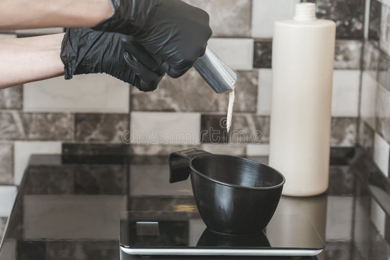 Χέρια στιλίστων τρίχας που προετοιμάζουν μια χρωστική ουσία σε ένα εμπορευματοκιβώτιο στοκ φωτογραφίες Χέρια στιλίστων τρίχας που προετοιμάζουν μια χρωστική ουσία σε ένα εμπορευματοκιβώτιο στοκ φωτογραφίες