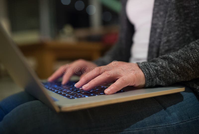 Χέρια της unrecognizable γυναίκας που λειτουργούν στο lap-top στοκ εικόνες με δικαίωμα ελεύθερης χρήσης Χέρια της unrecognizable γυναίκας που λειτουργούν στο lap-top στοκ εικόνες με δικαίωμα ελεύθερης χρήσης