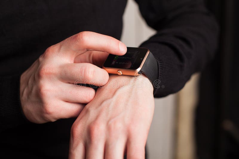 Χέρια του ατόμου με το smartwatch στοκ φωτογραφία με δικαίωμα ελεύθερης χρήσης Χέρια του ατόμου με το smartwatch στοκ φωτογραφία με δικαίωμα ελεύθερης χρήσης