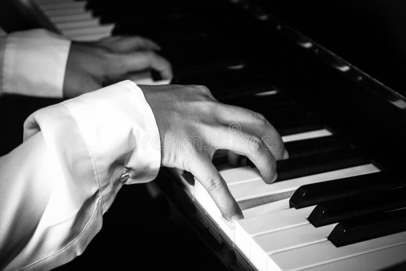 Χέρια του θηλυκού πιάνου παιχνιδιού pianist/μουσικών στοκ φωτογραφία Χέρια του θηλυκού πιάνου παιχνιδιού pianist/μουσικών στοκ φωτογραφία