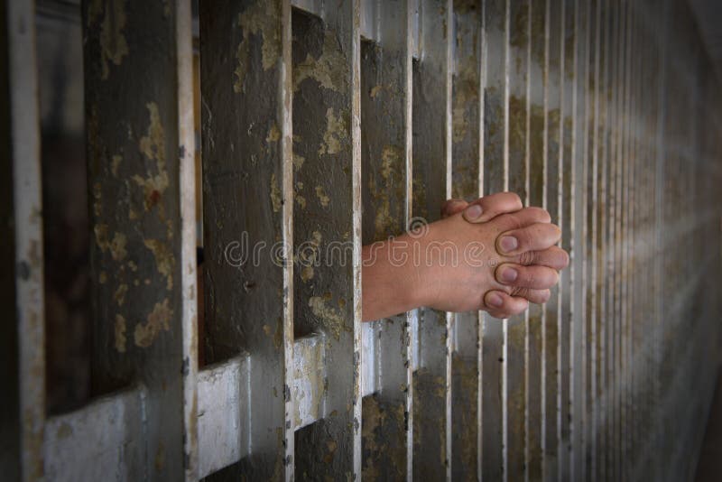 Χέρια του φυλακισμένου που προέρχονται από το κύτταρο στοκ εικόνα με δικαίωμα ελεύθερης χρήσης Χέρια του φυλακισμένου που προέρχονται από το κύτταρο στοκ εικόνα με δικαίωμα ελεύθερης χρήσης