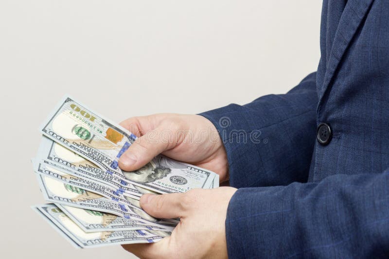Χέρια των μετρώντας λογαριασμών δολαρίων επιχειρηματιών Έννοια της αποταμίευσης, του μισθού, της πληρωμής και των κεφαλαίων Οι αρ στοκ εικόνες Χέρια των μετρώντας λογαριασμών δολαρίων επιχειρηματιών Έννοια της αποταμίευσης, του μισθού, της πληρωμής και των κεφαλαίων Οι αρ στοκ εικόνες