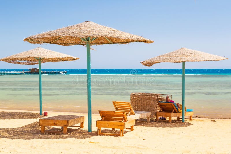 Χαλαρώστε κάτω από parasol στην παραλία της Ερυθράς Θάλασσας στοκ φωτογραφία με δικαίωμα ελεύθερης χρήσης Χαλαρώστε κάτω από parasol στην παραλία της Ερυθράς Θάλασσας στοκ φωτογραφία με δικαίωμα ελεύθερης χρήσης