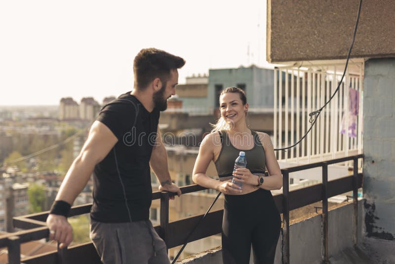 Χαλάρωση ζεύγους μετά από να εκπαιδεύσει στοκ φωτογραφίες