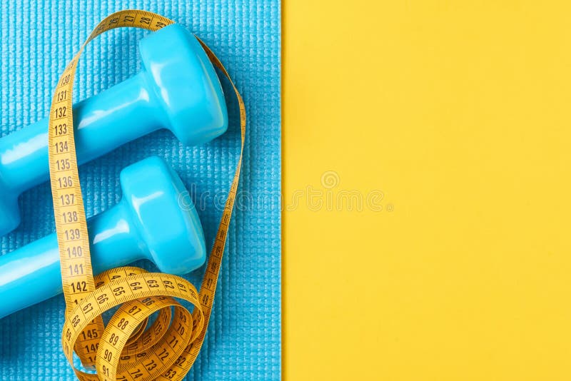 χαλάρωση ικανότητας έννοιας σφαιρών pilates Οι αλτήρες και η μέτρηση της ταινίας σε ένα μπλε και κίτρινο υπόβαθρο, τοπ επίπεδο άπ στοκ φωτογραφία με δικαίωμα ελεύθερης χρήσης χαλάρωση ικανότητας έννοιας σφαιρών pilates Οι αλτήρες και η μέτρηση της ταινίας σε ένα μπλε και κίτρινο υπόβαθρο, τοπ επίπεδο άπ στοκ φωτογραφία με δικαίωμα ελεύθερης χρήσης