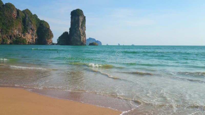 Χαλαρώστε στην παραλία πιθήκων, AO Nang, Krabi, Ταϊλάνδη απόθεμα βίντεο