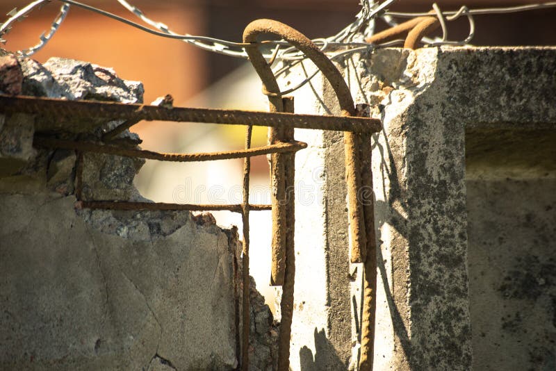 Χαλασμένος ενισχυμένος τοίχος με οδοντωτό - καλώδιο στοκ φωτογραφίες με δικαίωμα ελεύθερης χρήσης Χαλασμένος ενισχυμένος τοίχος με οδοντωτό - καλώδιο στοκ φωτογραφίες με δικαίωμα ελεύθερης χρήσης