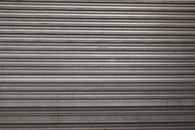 χαλύβδινο γκρι υφή κατακόρυφη ασημί μεταλλική κουρτίνα κάθετη περιστροφή περιστροφή γκρι φόντο στοκ φωτογραφία