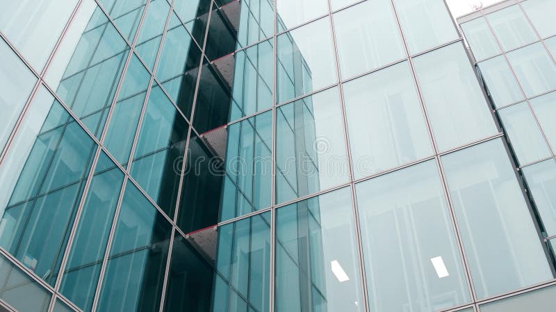 Χαμηλή γωνία κινηματογραφήσεων σε πρώτο πλάνο που πυροβολείται του σύγχρονου κτιρίου γραφείων προσόψεων γυαλιού στο Παρίσι στοκ φωτογραφία Χαμηλή γωνία κινηματογραφήσεων σε πρώτο πλάνο που πυροβολείται του σύγχρονου κτιρίου γραφείων προσόψεων γυαλιού στο Παρίσι στοκ φωτογραφία