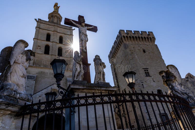 χαμηλή άποψη γωνίας του αγάλματος Χριστού Palais des Papes στοκ εικόνες χαμηλή άποψη γωνίας του αγάλματος Χριστού Palais des Papes στοκ εικόνες