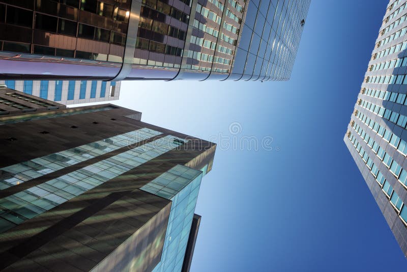 Χαμηλή γωνία που πυροβολείται των υψηλών skycrapers στοκ εικόνες