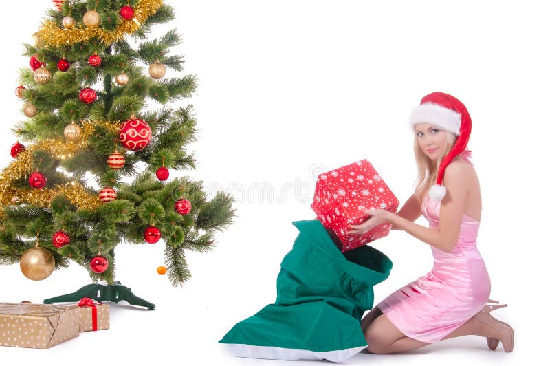 Χαμογελώντας γυναίκα στο καπέλο αρωγών santa με το κιβώτιο δώρων στοκ εικόνα Χαμογελώντας γυναίκα στο καπέλο αρωγών santa με το κιβώτιο δώρων στοκ εικόνα