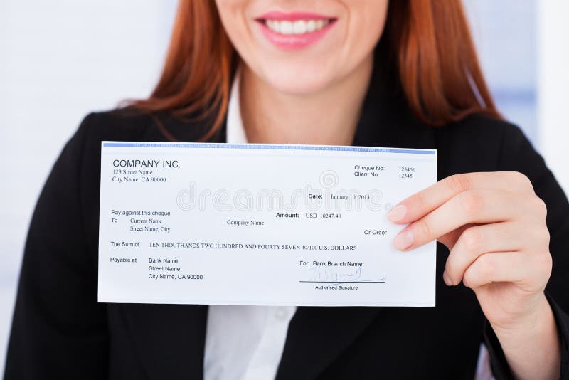 Χαμογελώντας επιταγή εκμετάλλευσης επιχειρηματιών στοκ εικόνες Χαμογελώντας επιταγή εκμετάλλευσης επιχειρηματιών στοκ εικόνες