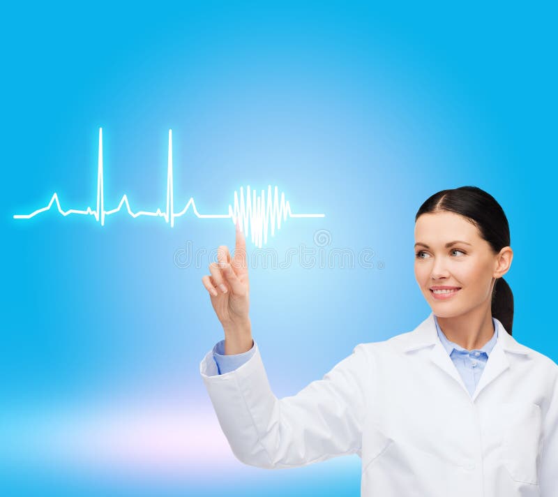 Χαμογελώντας θηλυκός γιατρός που δείχνει το καρδιογράφημα