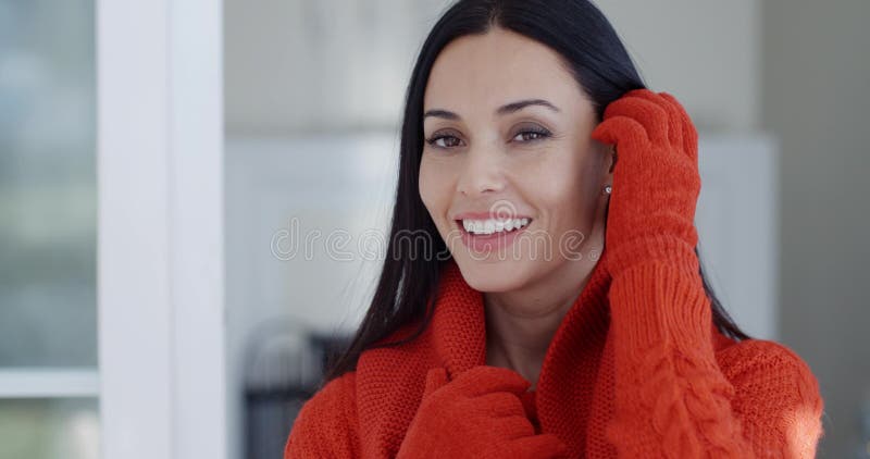 Χαμογελώντας πανέμορφη νέα γυναίκα brunette απόθεμα βίντεο