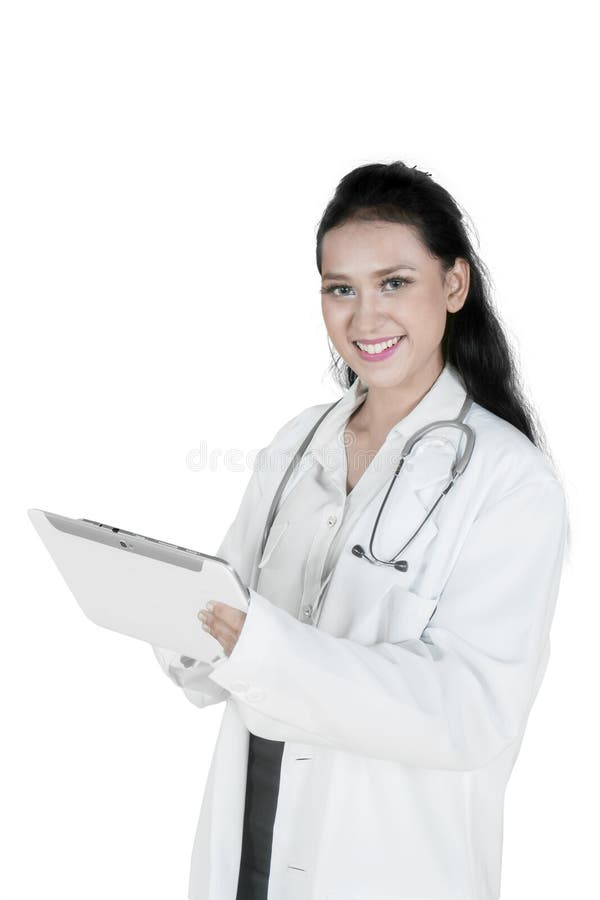 Χαμογελαστή γυναίκα γιατρός που κρατά ένα tablet στο στούντιο στοκ εικόνα με δικαίωμα ελεύθερης χρήσης