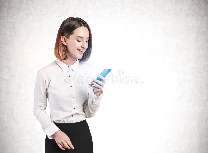Χαμογελαστή επιχειρηματίας με smartphone, κοροϊδεύω στοκ φωτογραφίες