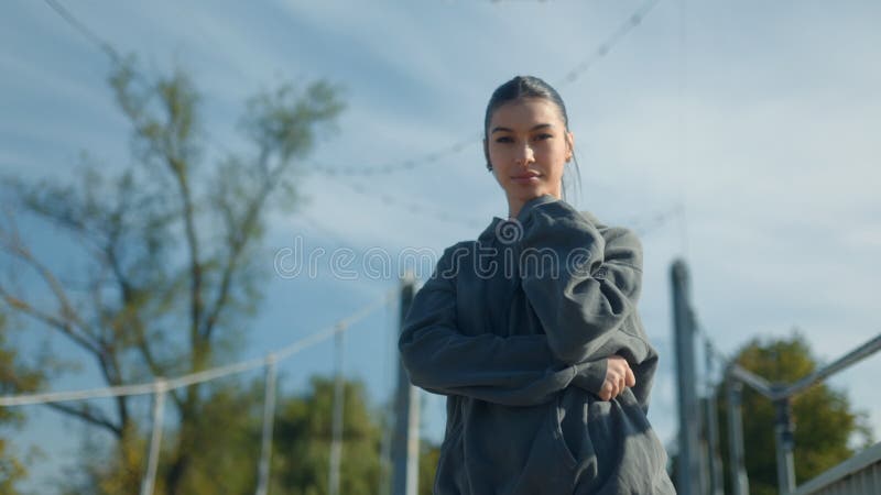 χαμογελαστή μελαχρινή έφηβη εκφράζοντας χαρά και χαρωπό πνεύμα στη φύση απόθεμα βίντεο