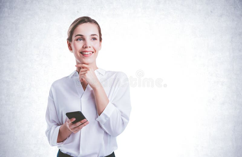 Χαμογελαστή νεαρή επιχειρηματίας με smartphone στοκ φωτογραφίες με δικαίωμα ελεύθερης χρήσης