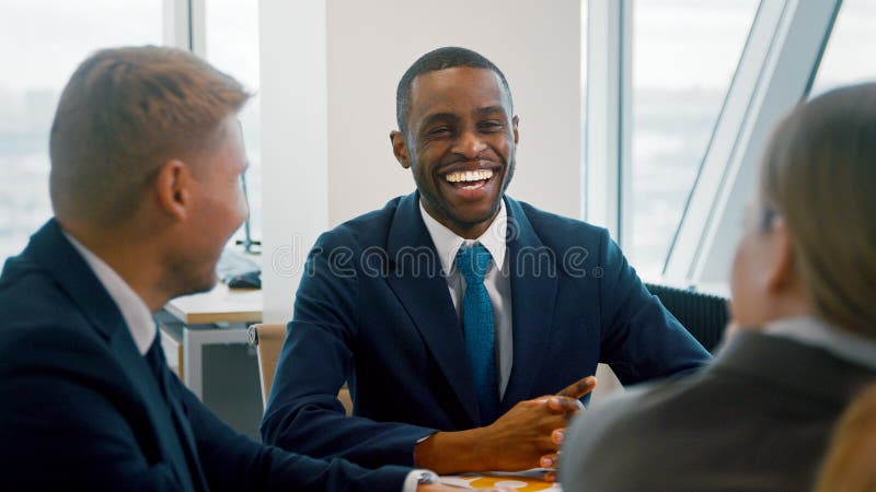 χαμογελαστός διευθύνων σύμβουλος με ομάδα εργασίας στο γραφείο